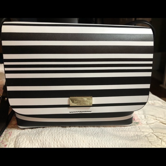 kate spade Handbags - Kate Spade Black & White Purse w/ Magnetic Closure